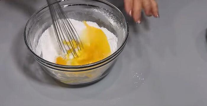 смешиваем яйца