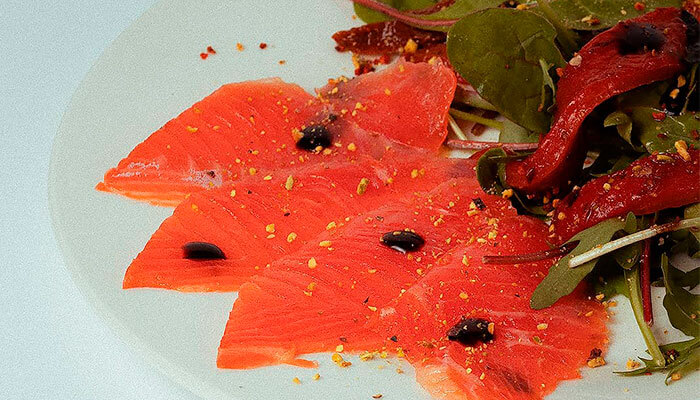 Красная рыбка со шпинатом